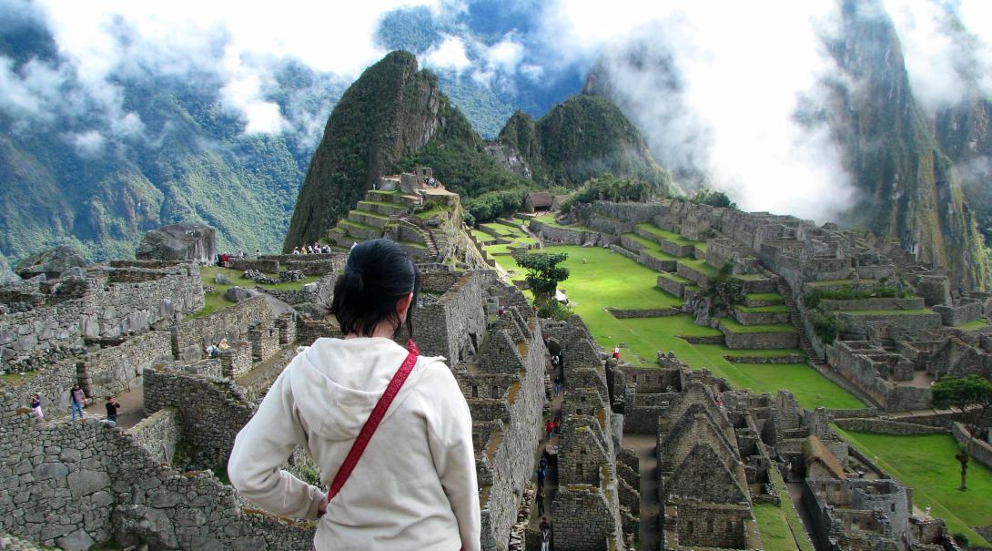 Viajera explora Perú. Voluntaria explorando Machu Picchu.